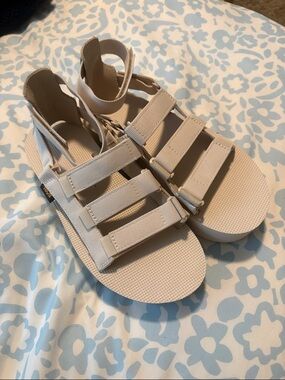 EUC Women’s Teva Mevia Comfort Sandals Size 9 Birch